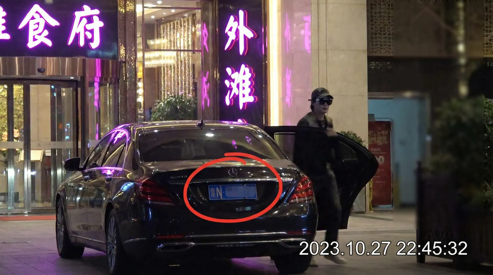 bob综合体育网址 - 豪车餐厅外被拍